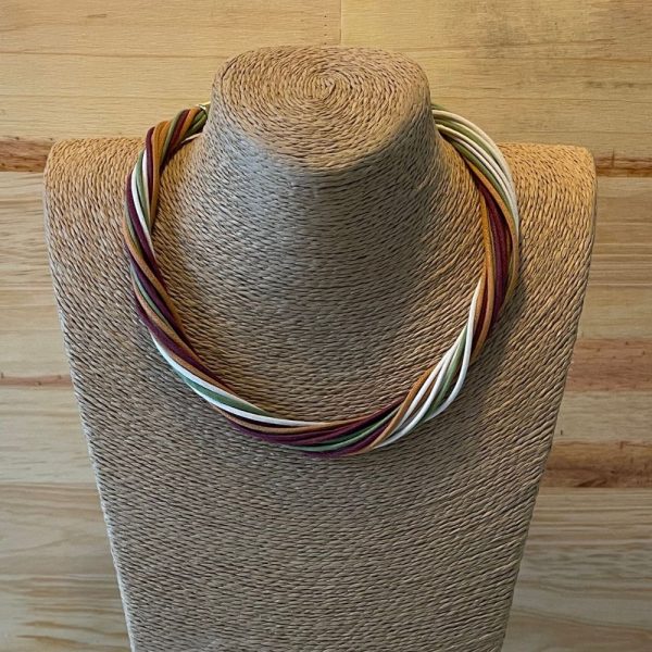 Collar Tuju