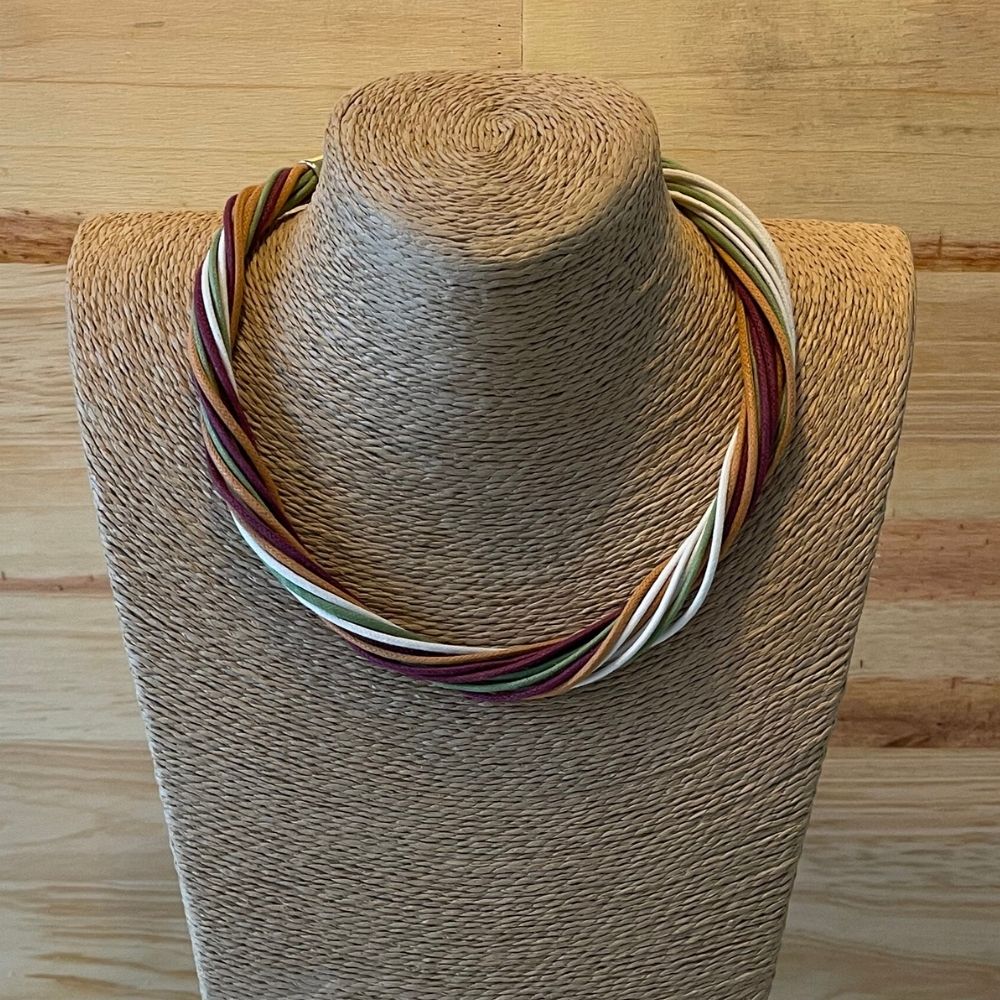 Collar Tuju